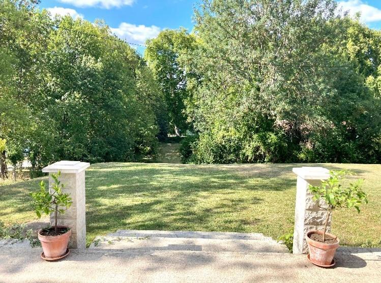 Stunning Bedroom Overlooking The Charente Bourg-Charente المظهر الخارجي الصورة